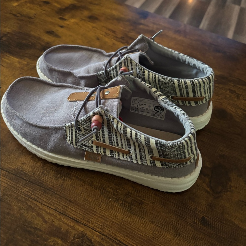 Women’s Size 7 HeyDudes